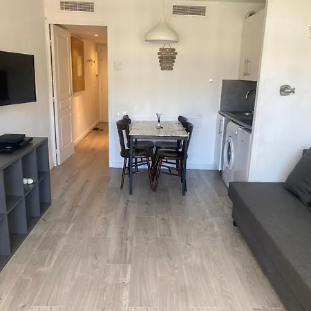 Appart. Piscine 4 Pers. A 150m Apartment *